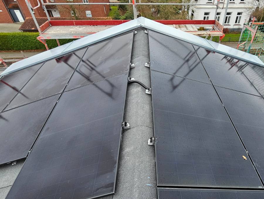 Solaranlage auf Bitumen-Satteldach