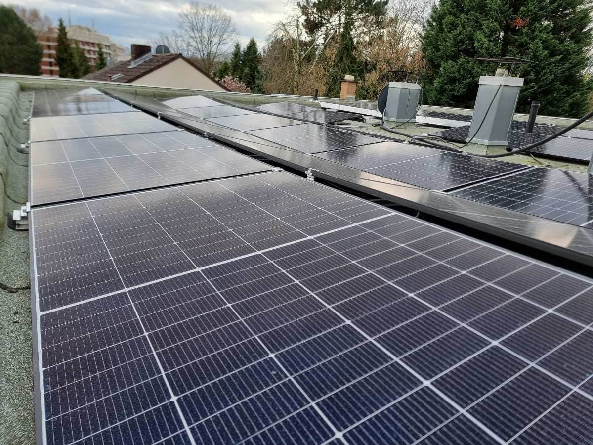Aufgeständerte Ost-West-Solaranlage auf Flachdach