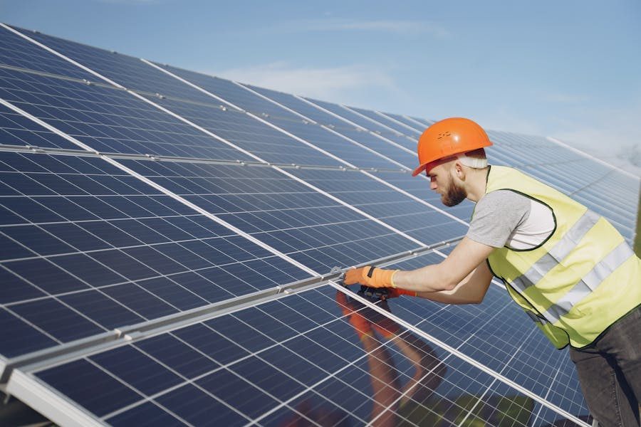 Große Dachfläche mit Photovoltaik-Modulen