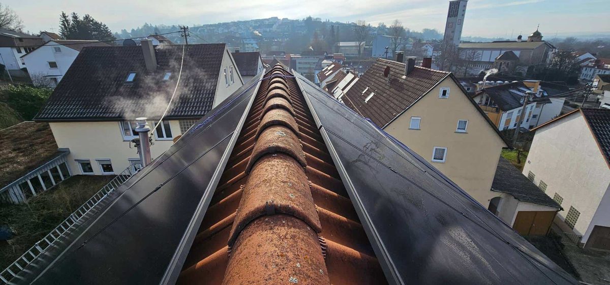 Solaranlage auf dem Ziegel-Satteldach eines Einfamilienhauses